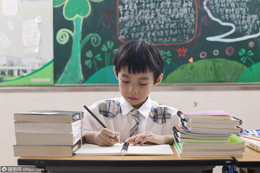 中国小学生vs日本小学生写作业_中国小学生vs日本小学生