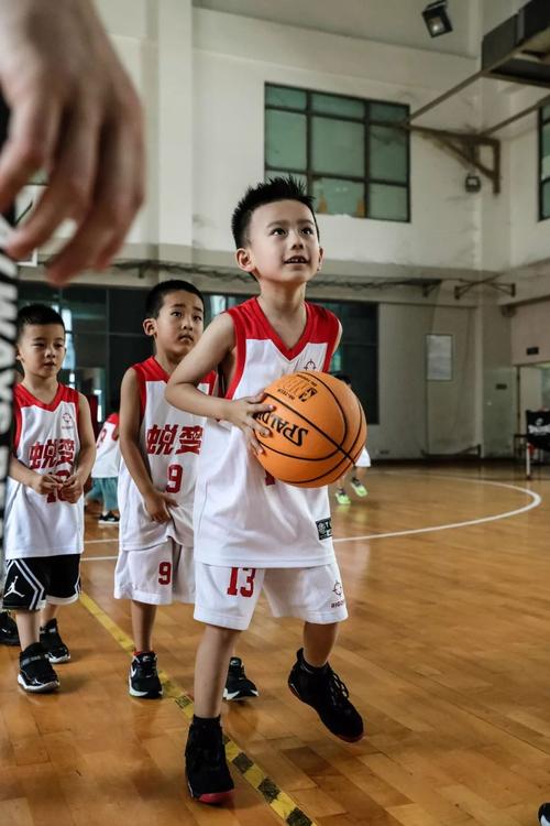 儿童篮球训练直播间_儿童篮球基本功训练
