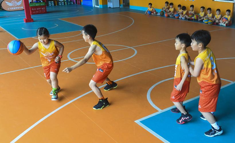 儿童篮球训练10个基本动作_儿童篮球训练10个基本动作图片