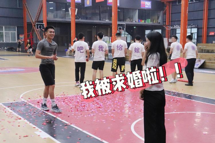 武汉篮球场求婚_武汉篮球城市超级联赛