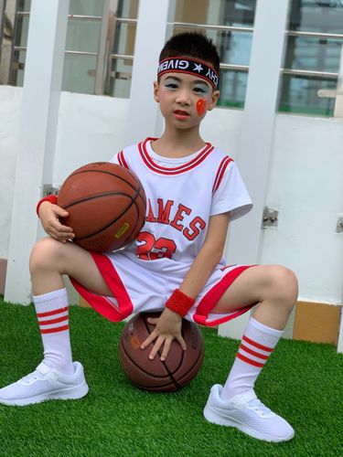 男孩篮球裤直播_男孩篮球表演舞台妆