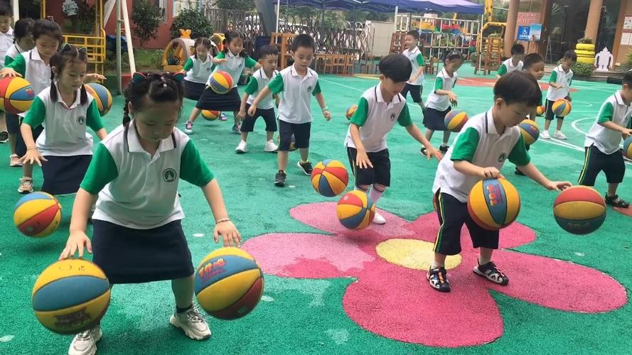 篮球初学教学直播视频_3-6岁幼儿初学拍篮球