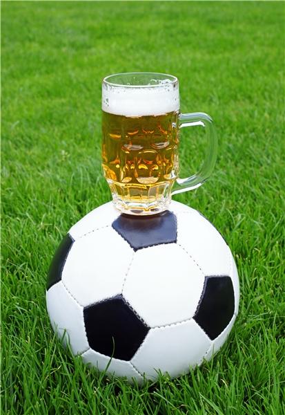 足球啤酒挑战_足球啤酒夜光杯