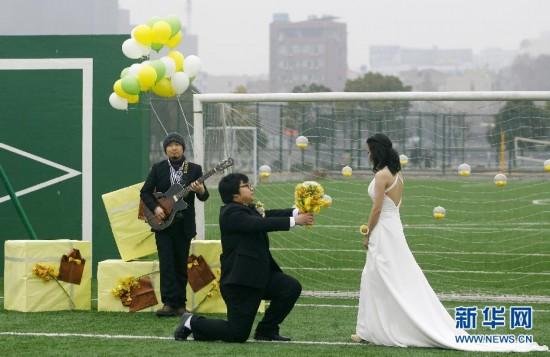 足球场求婚现场视频真实