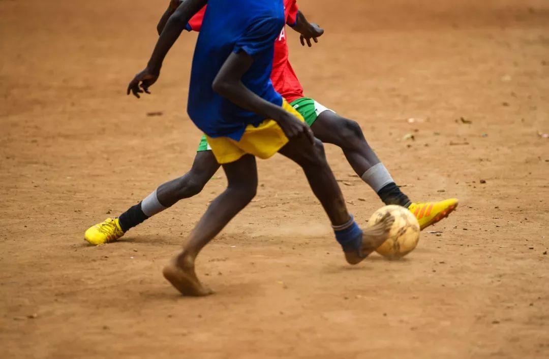 非洲小哥直播功夫足球比赛